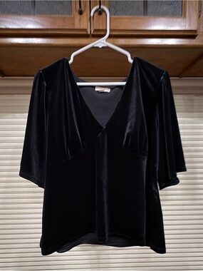 Knox Rose Black Velvet V-Neck Flutter Sleeve Blouse